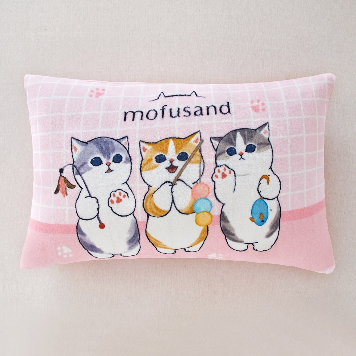 91家纺网 家纺一手货源 找家纺 蘭菲家纺 2025新款高克重牛奶绒正版鲨鱼猫系列单品枕套 珊迪闲逛-猫福