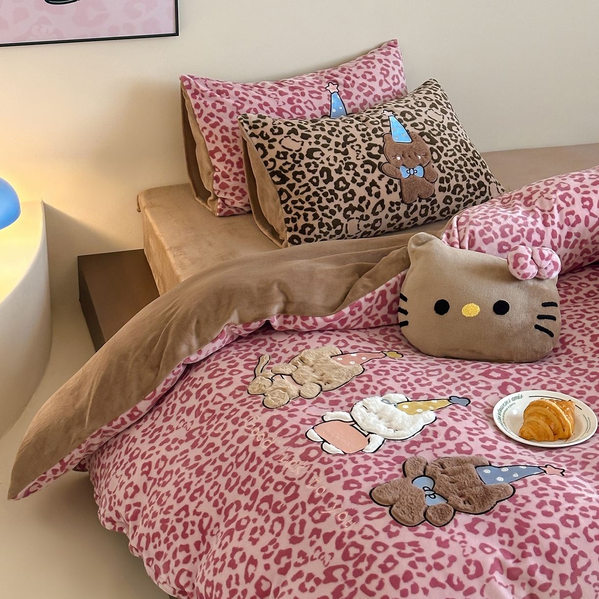 91家纺网 家纺一手货源 找家纺 桃子家居 2025新款A类ins秋冬限定款豹纹黑白皮猫咪兔毛贴布绣工艺刺绣混搭加厚牛奶绒系列四件套 绒贴布绣-豹纹喵三只粉咖