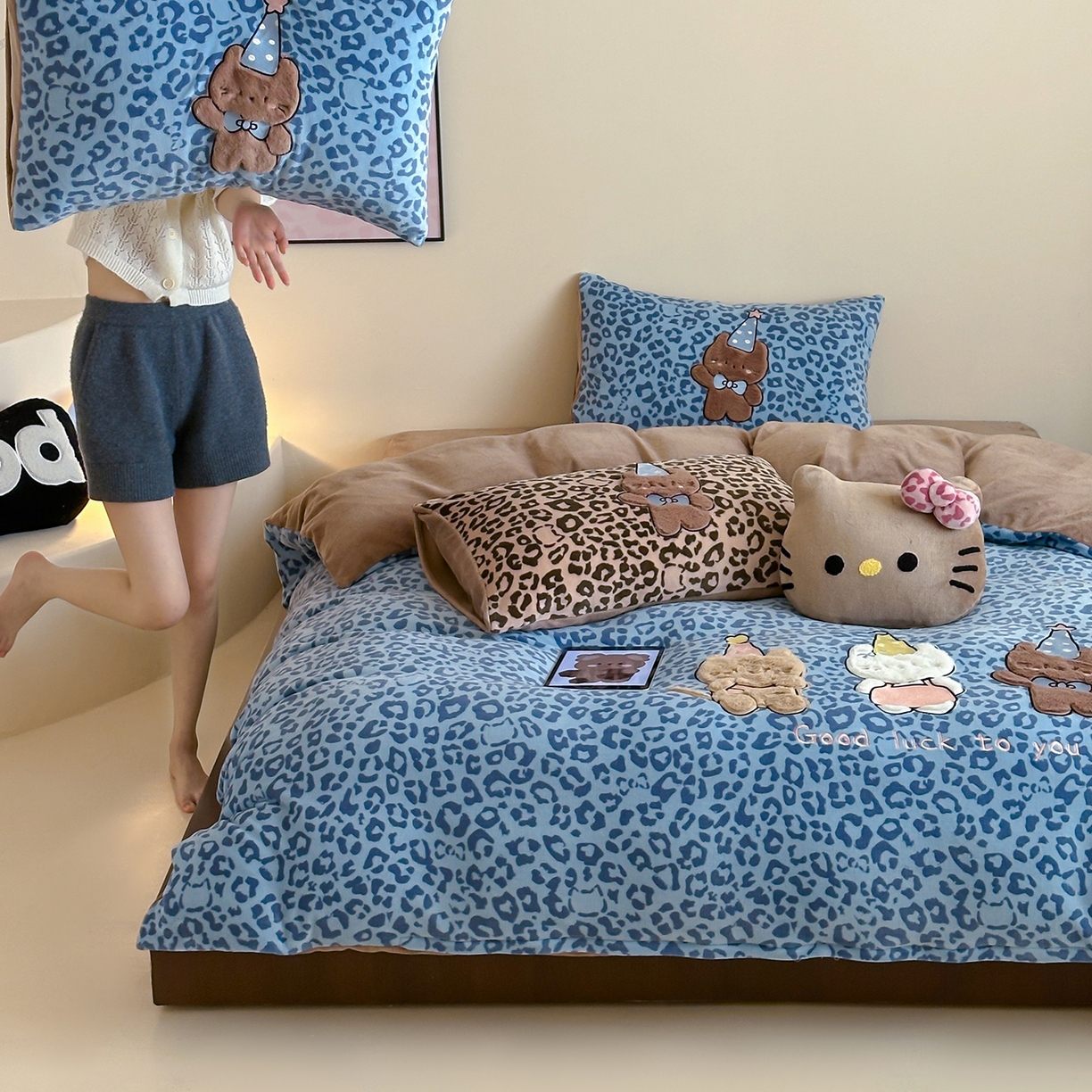 91家纺网 家纺一手货源 找家纺 桃子家居 2025新款A类ins秋冬限定款豹纹黑白皮猫咪兔毛贴布绣工艺刺绣混搭加厚牛奶绒系列四件套 绒贴布绣-豹纹喵三只蓝咖