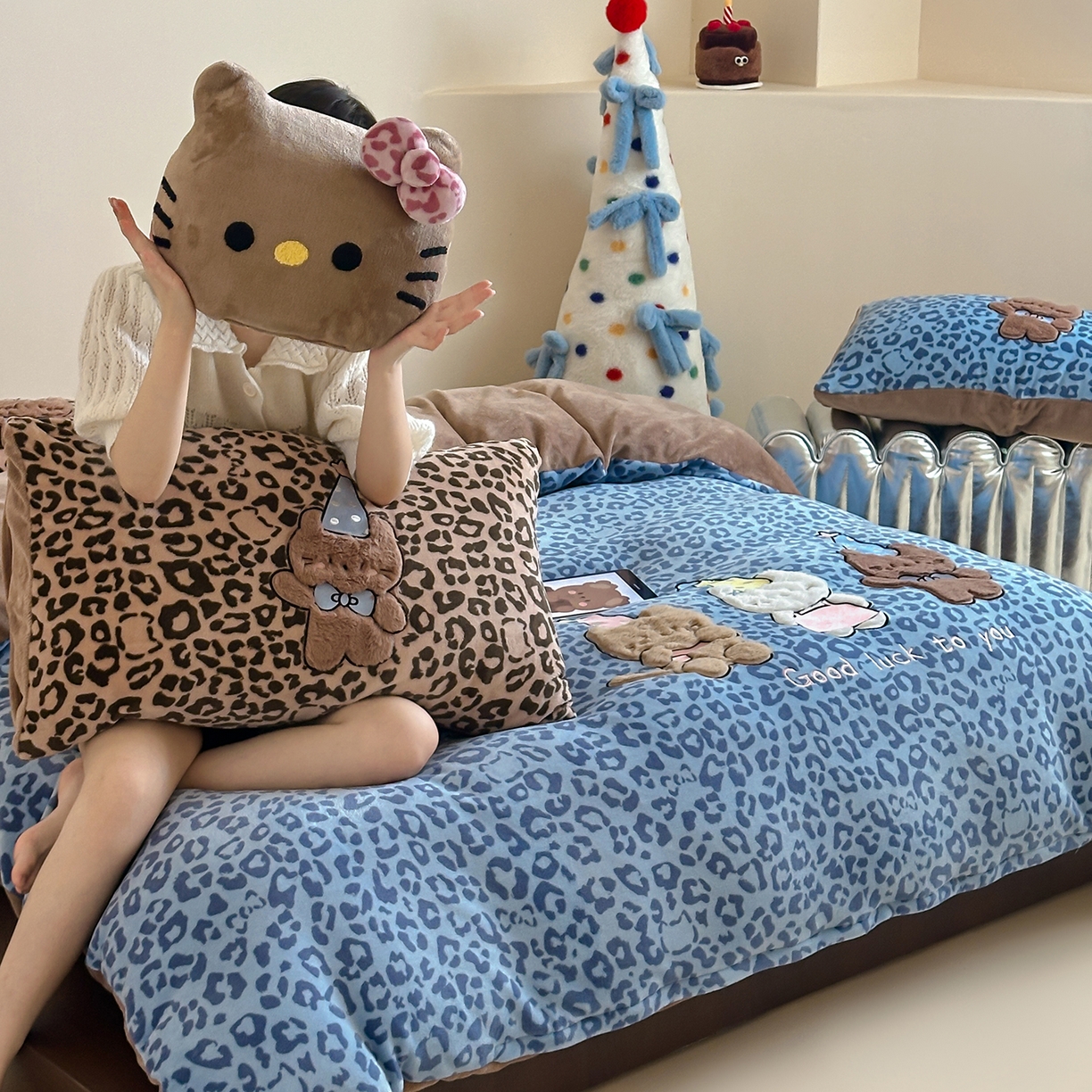 91家纺网 家纺一手货源 找家纺 桃子家居 2025新款A类ins秋冬限定款豹纹黑白皮猫咪兔毛贴布绣工艺刺绣混搭加厚牛奶绒系列四件套 绒贴布绣-豹纹喵三只蓝咖