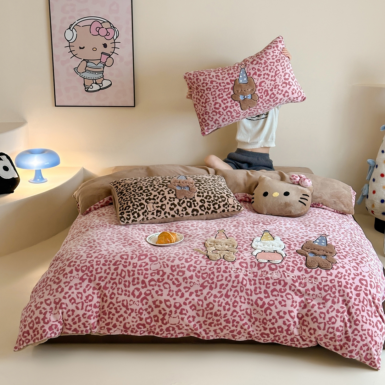 91家纺网 家纺一手货源 找家纺 （总）桃子家居 2025新款A类ins秋冬限定款豹纹黑白皮猫咪兔毛贴布绣工艺刺绣混搭加厚牛奶绒系列四件套