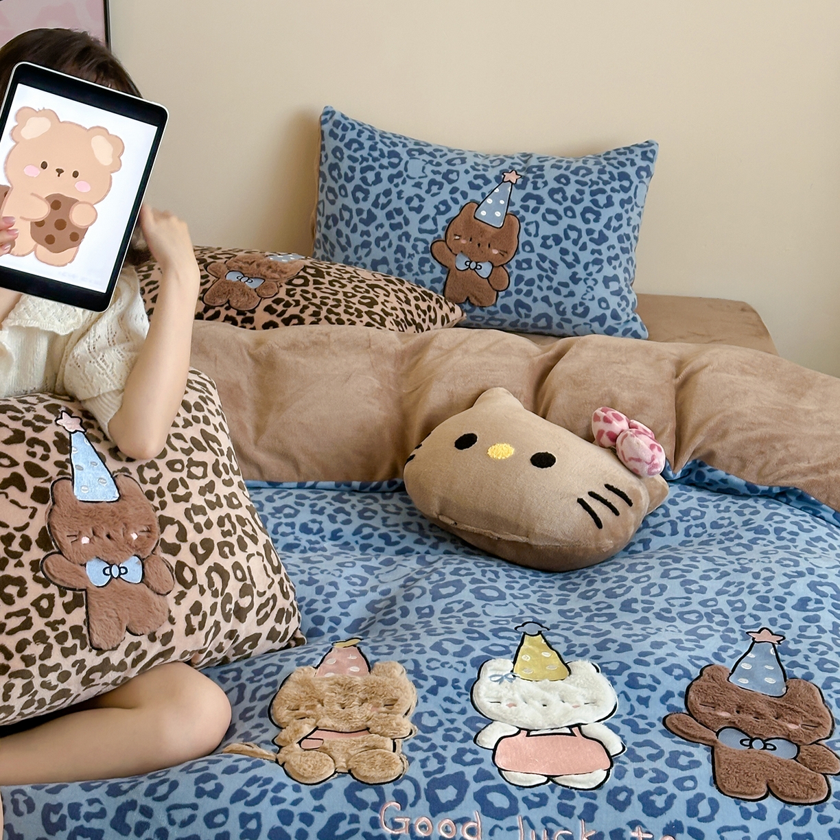 91家纺网 家纺一手货源 找家纺 桃子家居 2025新款A类ins秋冬限定款豹纹黑白皮猫咪兔毛贴布绣工艺刺绣混搭加厚牛奶绒系列四件套 绒贴布绣-豹纹喵三只蓝咖