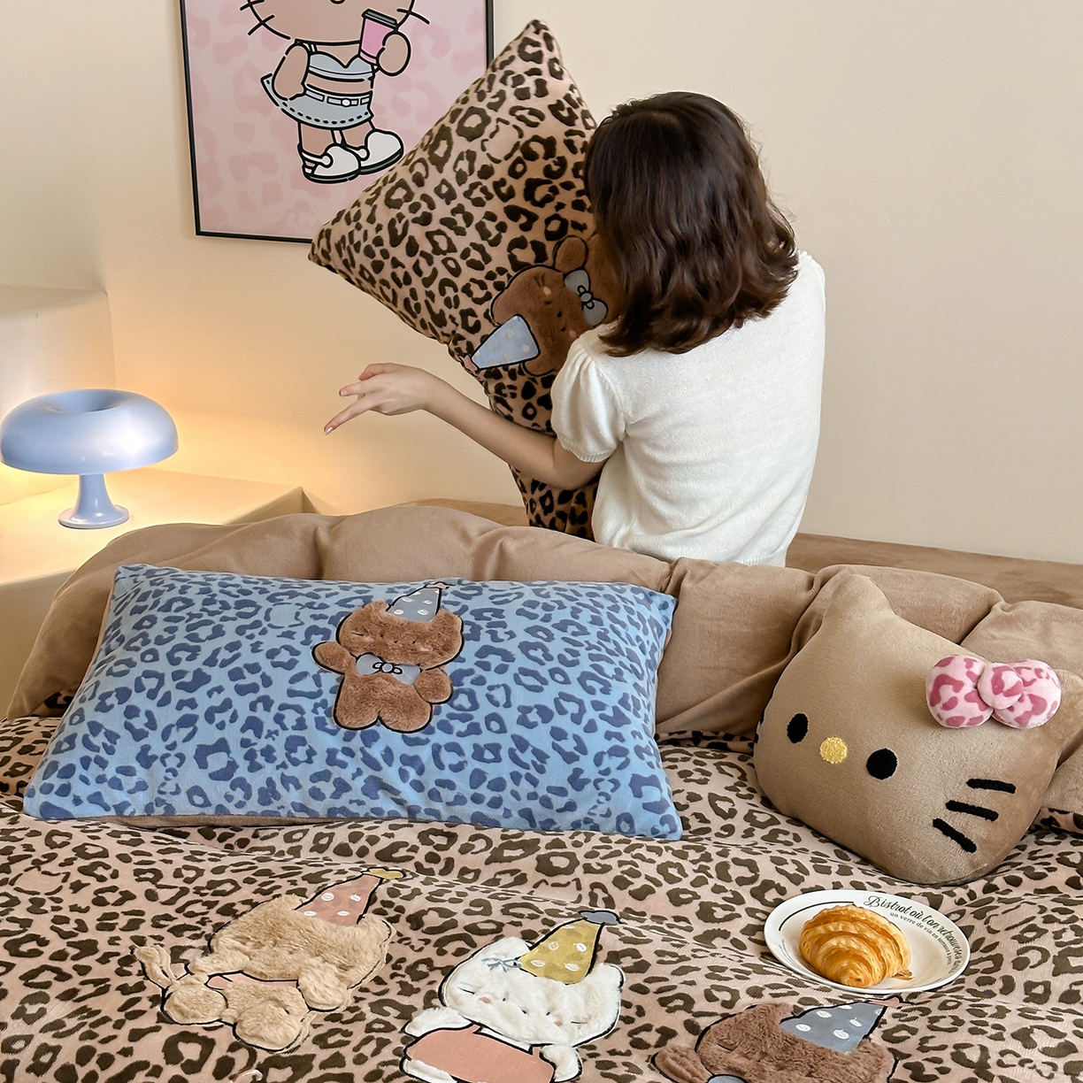 91家纺网 家纺一手货源 找家纺 桃子家居 2025新款A类ins秋冬限定款豹纹黑白皮猫咪兔毛贴布绣工艺刺绣混搭加厚牛奶绒系列四件套 绒贴布绣-豹纹喵三只咖蓝