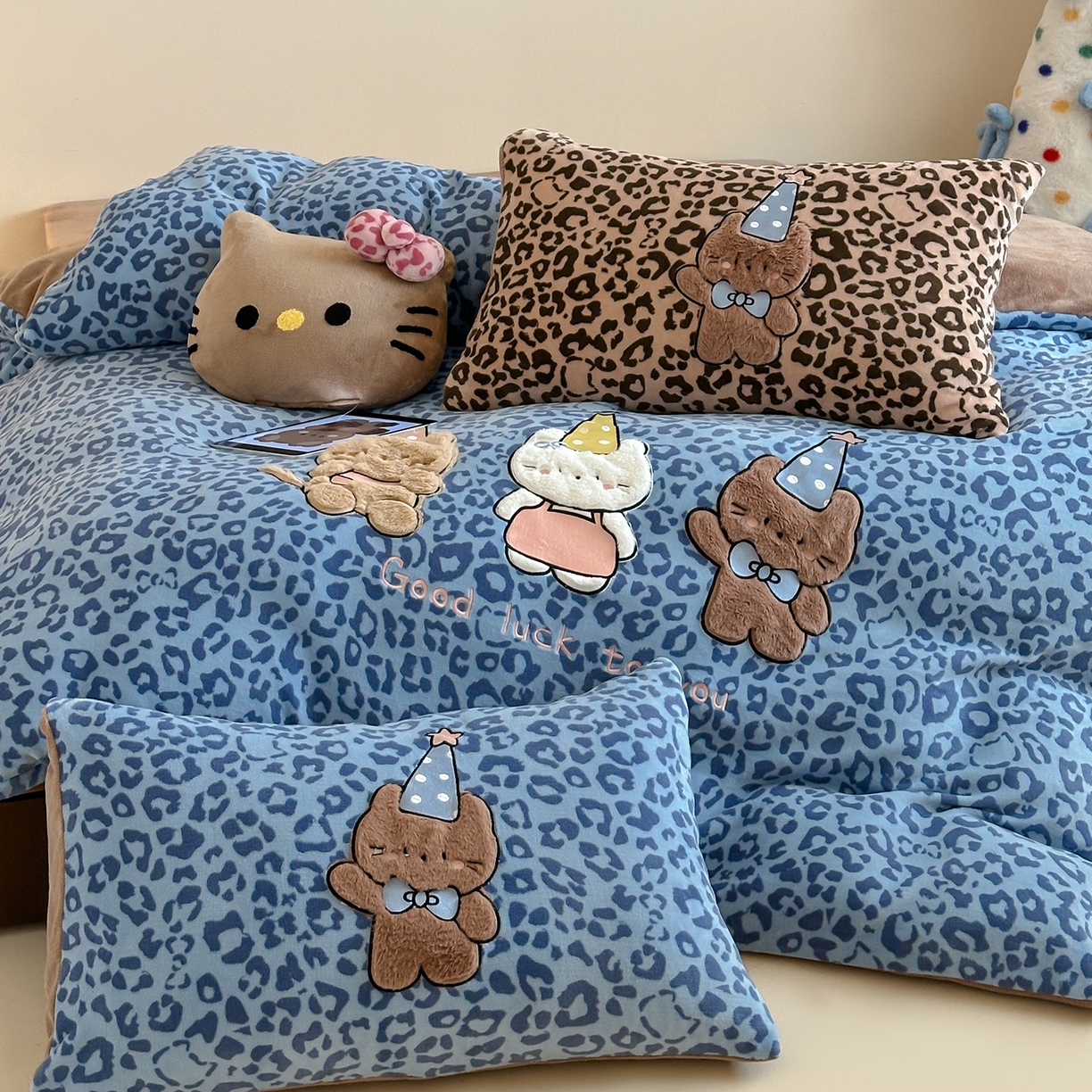 91家纺网 家纺一手货源 找家纺 桃子家居 2025新款A类ins秋冬限定款豹纹黑白皮猫咪兔毛贴布绣工艺刺绣混搭加厚牛奶绒系列四件套 绒贴布绣-豹纹喵三只蓝咖