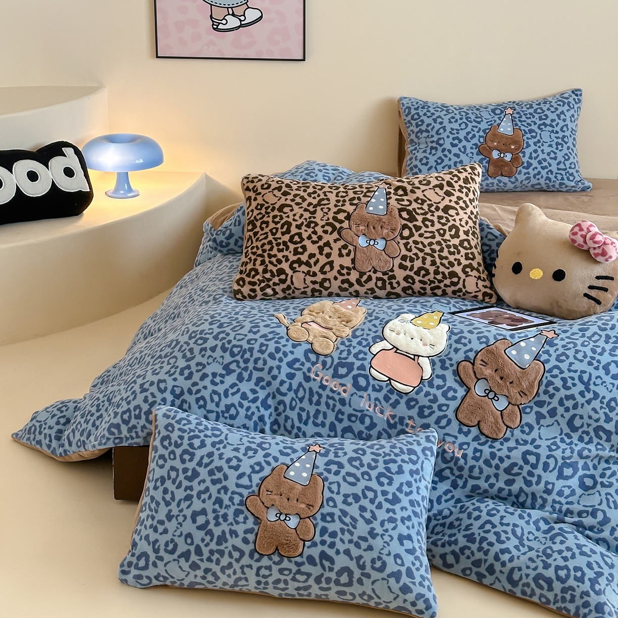 91家纺网 家纺一手货源 找家纺 桃子家居 2025新款A类ins秋冬限定款豹纹黑白皮猫咪兔毛贴布绣工艺刺绣混搭加厚牛奶绒系列四件套 绒贴布绣-豹纹喵三只蓝咖