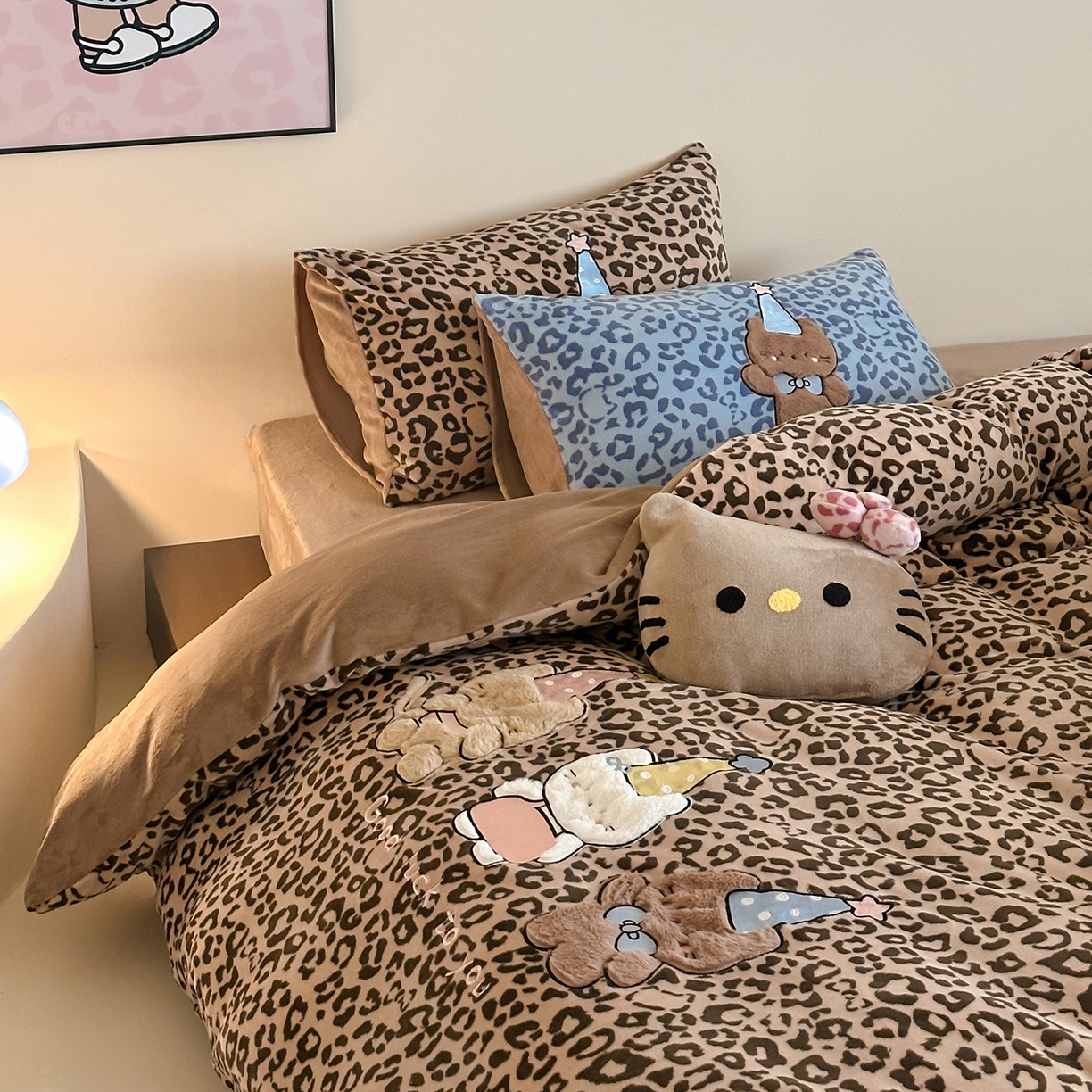 91家纺网 家纺一手货源 找家纺 桃子家居 2025新款A类ins秋冬限定款豹纹黑白皮猫咪兔毛贴布绣工艺刺绣混搭加厚牛奶绒系列四件套 绒贴布绣-豹纹喵三只咖蓝
