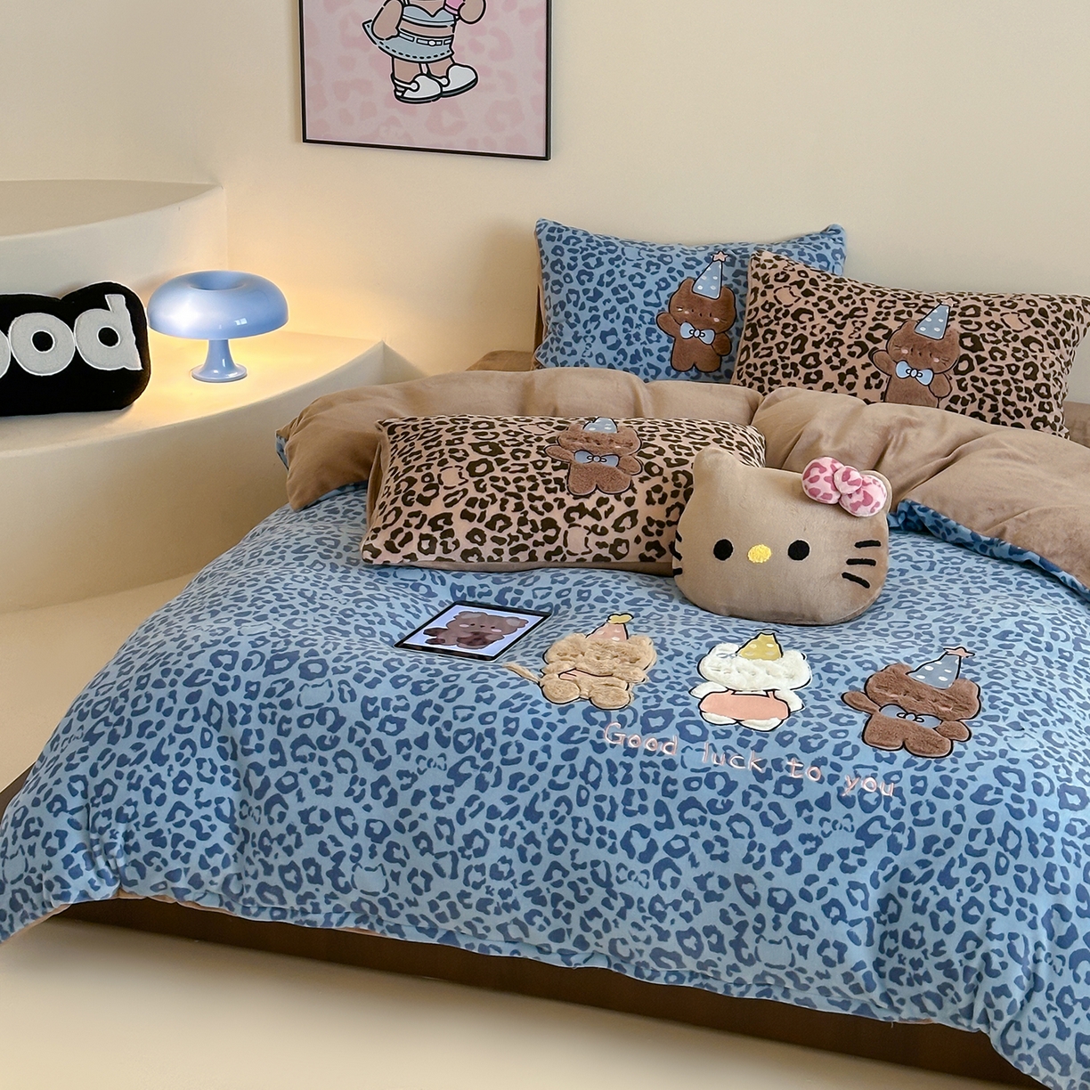 91家纺网 家纺一手货源 找家纺 桃子家居 2025新款A类ins秋冬限定款豹纹黑白皮猫咪兔毛贴布绣工艺刺绣混搭加厚牛奶绒系列四件套 绒贴布绣-豹纹喵三只蓝咖