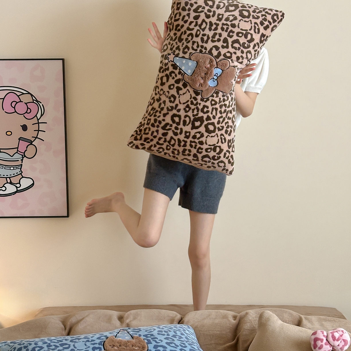 91家纺网 家纺一手货源 找家纺 桃子家居 2025新款A类ins秋冬限定款豹纹黑白皮猫咪兔毛贴布绣工艺刺绣混搭加厚牛奶绒系列四件套 绒贴布绣-豹纹喵三只咖蓝