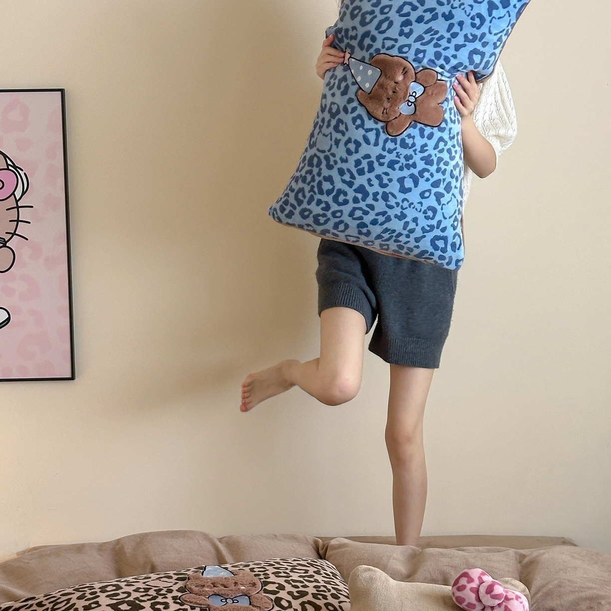 91家纺网 家纺一手货源 找家纺 桃子家居 2025新款A类ins秋冬限定款豹纹黑白皮猫咪兔毛贴布绣工艺刺绣混搭加厚牛奶绒系列四件套 绒贴布绣-豹纹喵三只蓝咖