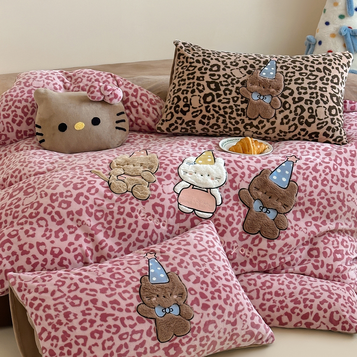 91家纺网 家纺一手货源 找家纺 （总）桃子家居 2025新款A类ins秋冬限定款豹纹黑白皮猫咪兔毛贴布绣工艺刺绣混搭加厚牛奶绒系列四件套