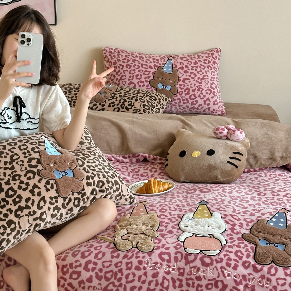 91家纺网 家纺一手货源 找家纺 （总）桃子家居 2025新款A类ins秋冬限定款豹纹黑白皮猫咪兔毛贴布绣工艺刺绣混搭加厚牛奶绒系列四件套