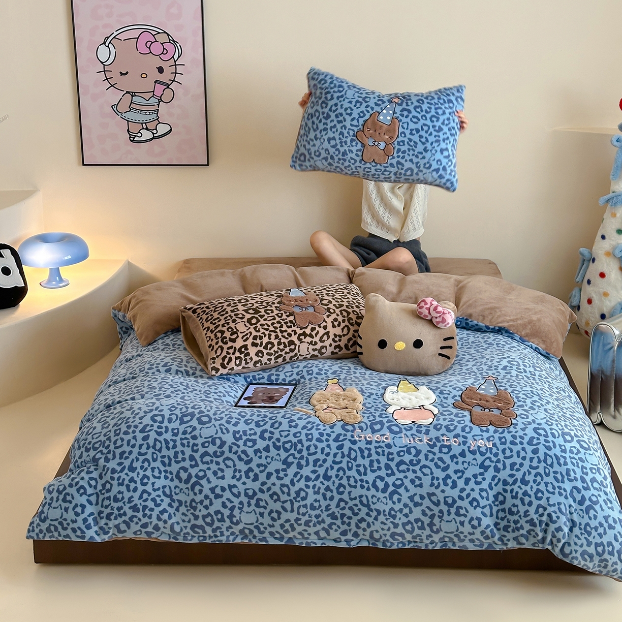 91家纺网 家纺一手货源 找家纺 桃子家居 2025新款A类ins秋冬限定款豹纹黑白皮猫咪兔毛贴布绣工艺刺绣混搭加厚牛奶绒系列四件套 绒贴布绣-豹纹喵三只蓝咖