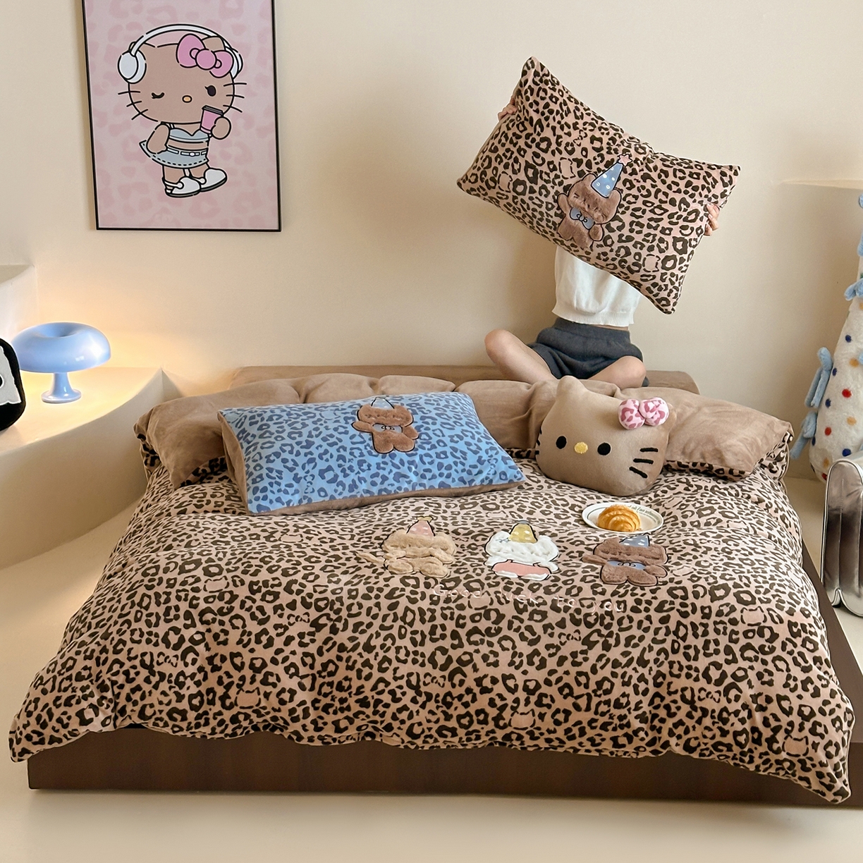 91家纺网 家纺一手货源 找家纺 桃子家居 2025新款A类ins秋冬限定款豹纹黑白皮猫咪兔毛贴布绣工艺刺绣混搭加厚牛奶绒系列四件套 绒贴布绣-豹纹喵三只咖蓝