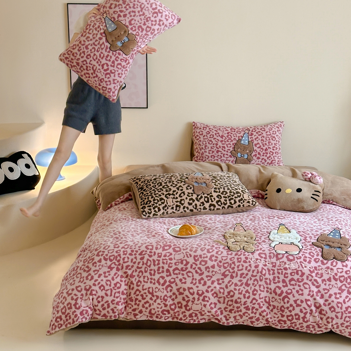 91家纺网 家纺一手货源 找家纺 （总）桃子家居 2025新款A类ins秋冬限定款豹纹黑白皮猫咪兔毛贴布绣工艺刺绣混搭加厚牛奶绒系列四件套