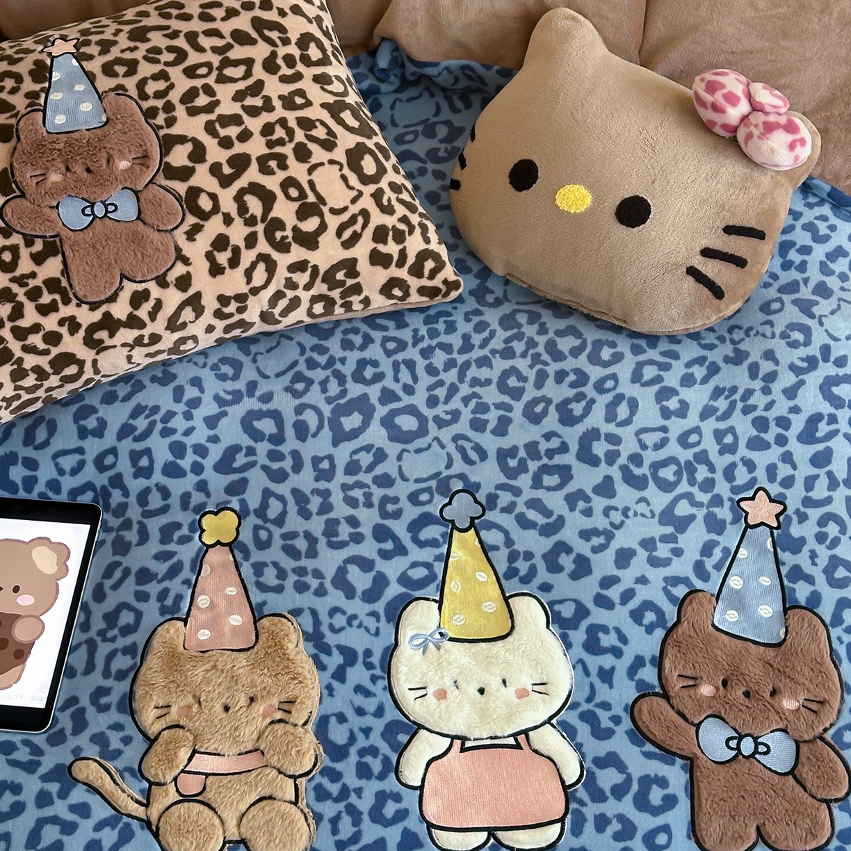 91家纺网 家纺一手货源 找家纺 桃子家居 2025新款A类ins秋冬限定款豹纹黑白皮猫咪兔毛贴布绣工艺刺绣混搭加厚牛奶绒系列四件套 绒贴布绣-豹纹喵三只蓝咖