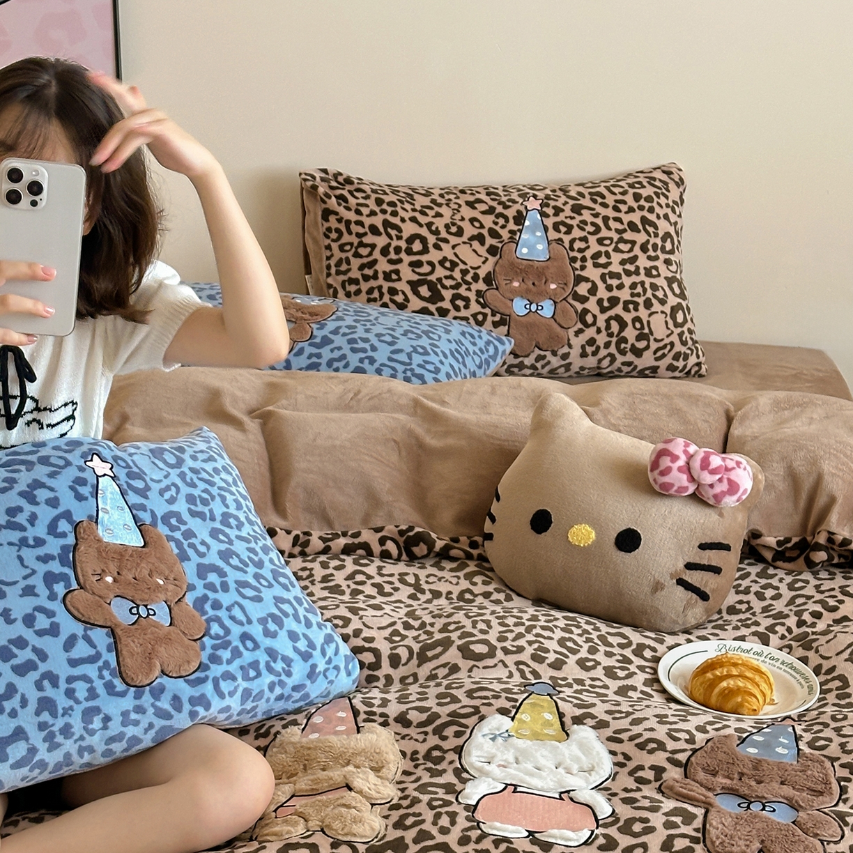 91家纺网 家纺一手货源 找家纺 桃子家居 2025新款A类ins秋冬限定款豹纹黑白皮猫咪兔毛贴布绣工艺刺绣混搭加厚牛奶绒系列四件套 绒贴布绣-豹纹喵三只咖蓝