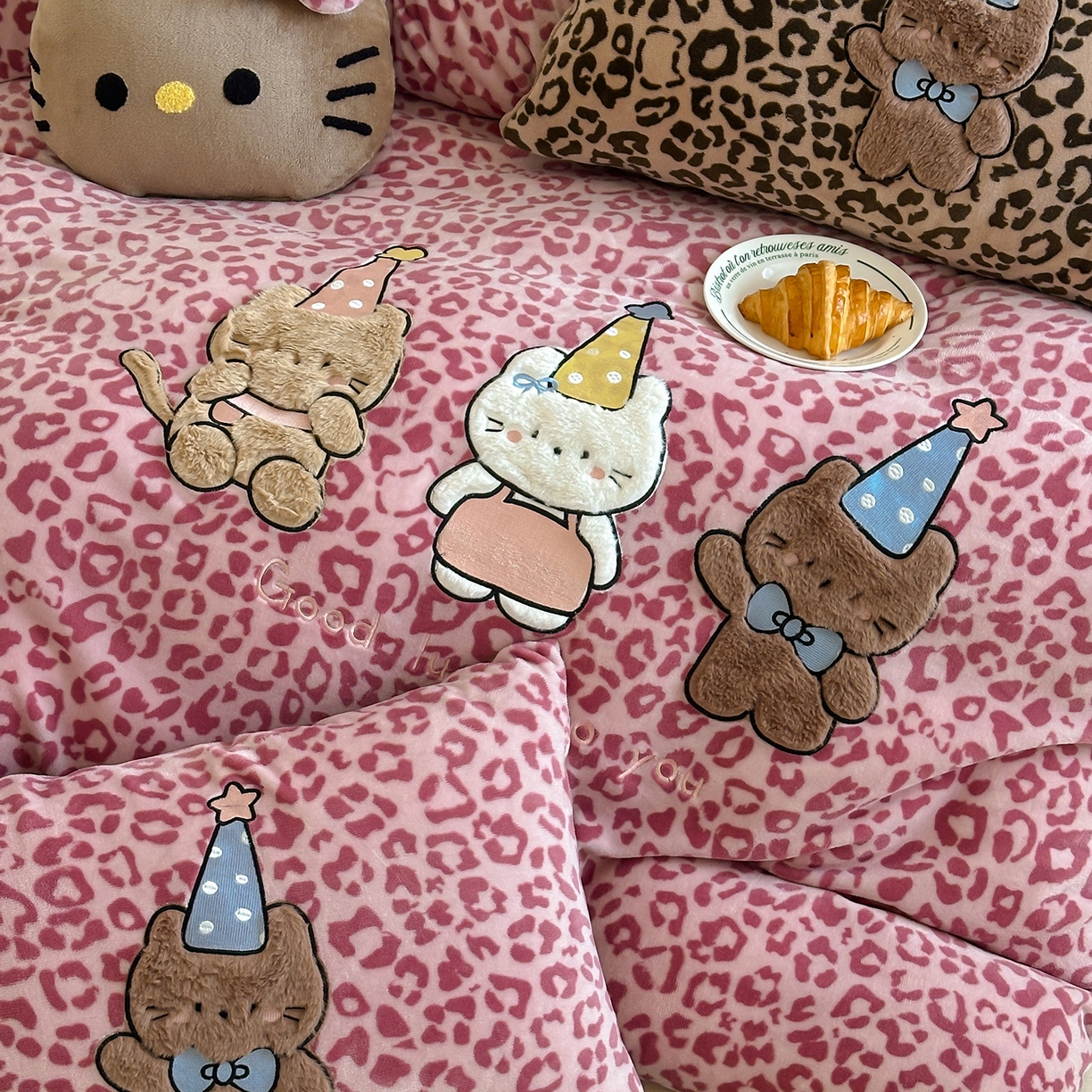 91家纺网 家纺一手货源 找家纺 （总）桃子家居 2025新款A类ins秋冬限定款豹纹黑白皮猫咪兔毛贴布绣工艺刺绣混搭加厚牛奶绒系列四件套