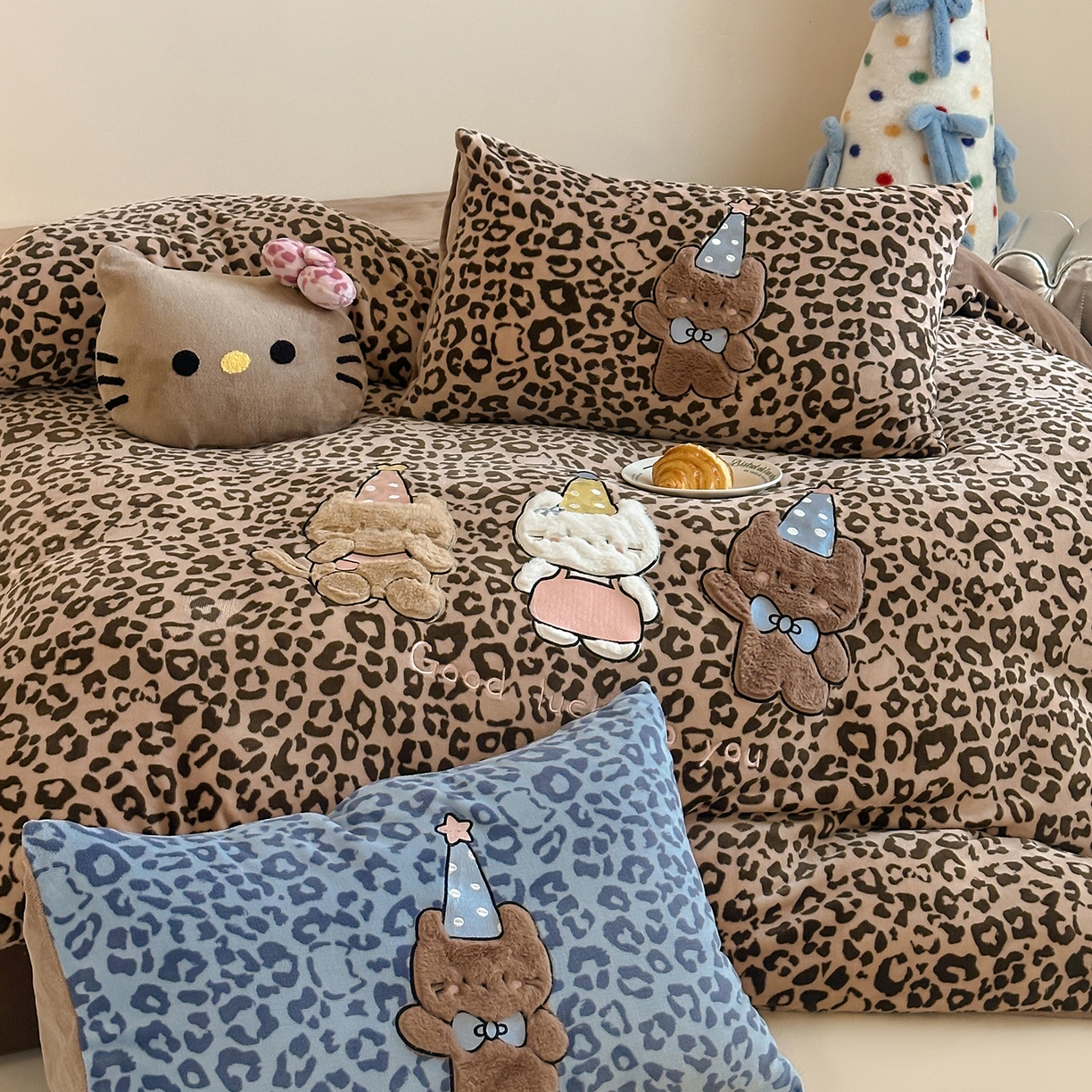 91家纺网 家纺一手货源 找家纺 桃子家居 2025新款A类ins秋冬限定款豹纹黑白皮猫咪兔毛贴布绣工艺刺绣混搭加厚牛奶绒系列四件套 绒贴布绣-豹纹喵三只咖蓝