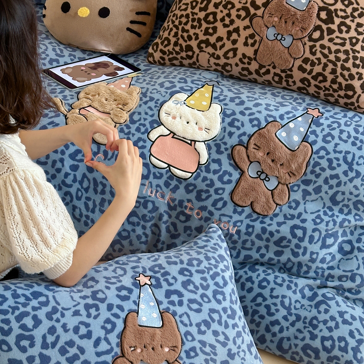 91家纺网 家纺一手货源 找家纺 桃子家居 2025新款A类ins秋冬限定款豹纹黑白皮猫咪兔毛贴布绣工艺刺绣混搭加厚牛奶绒系列四件套 绒贴布绣-豹纹喵三只蓝咖