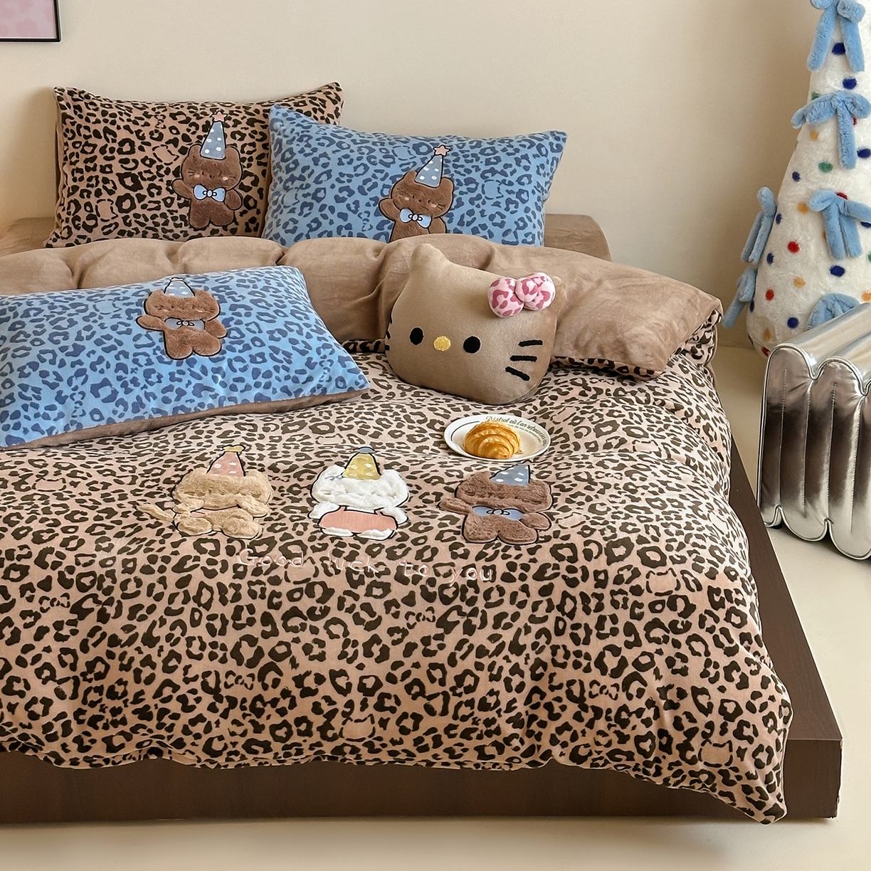 91家纺网 家纺一手货源 找家纺 桃子家居 2025新款A类ins秋冬限定款豹纹黑白皮猫咪兔毛贴布绣工艺刺绣混搭加厚牛奶绒系列四件套 绒贴布绣-豹纹喵三只咖蓝