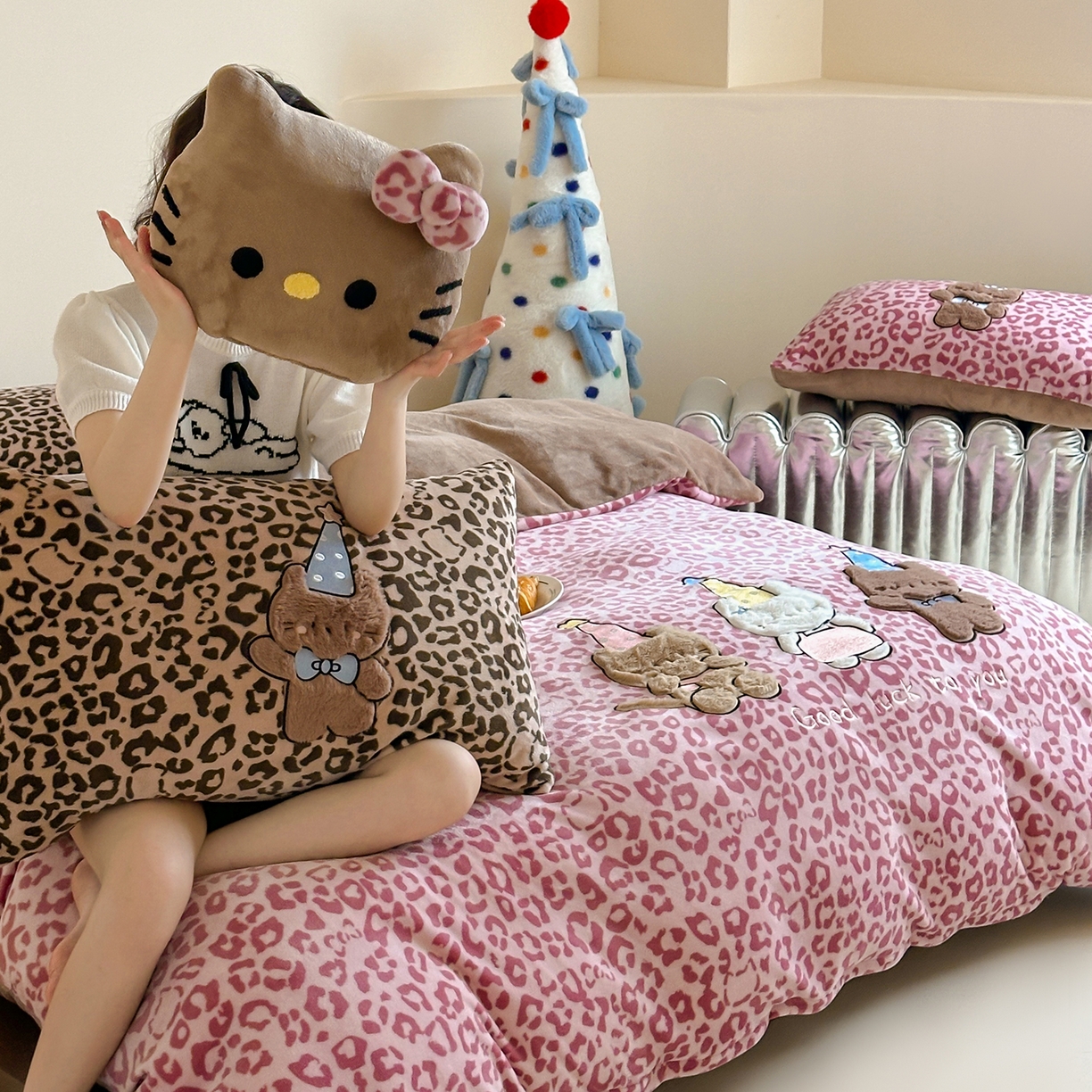 91家纺网 家纺一手货源 找家纺 （总）桃子家居 2025新款A类ins秋冬限定款豹纹黑白皮猫咪兔毛贴布绣工艺刺绣混搭加厚牛奶绒系列四件套