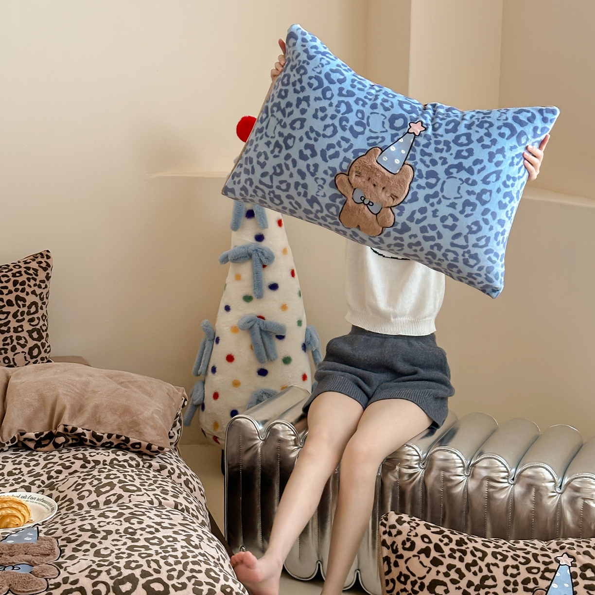 91家纺网 家纺一手货源 找家纺 桃子家居 2025新款A类ins秋冬限定款豹纹黑白皮猫咪兔毛贴布绣工艺刺绣混搭加厚牛奶绒系列四件套 绒贴布绣-豹纹喵三只咖蓝