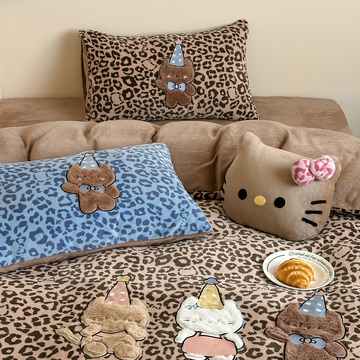 91家纺网 家纺一手货源 找家纺 桃子家居 2025新款A类ins秋冬限定款豹纹黑白皮猫咪兔毛贴布绣工艺刺绣混搭加厚牛奶绒系列四件套 绒贴布绣-豹纹喵三只咖蓝