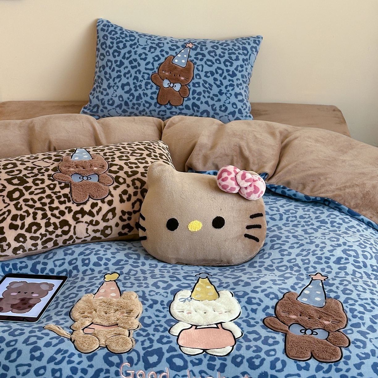 91家纺网 家纺一手货源 找家纺 桃子家居 2025新款A类ins秋冬限定款豹纹黑白皮猫咪兔毛贴布绣工艺刺绣混搭加厚牛奶绒系列四件套 绒贴布绣-豹纹喵三只蓝咖