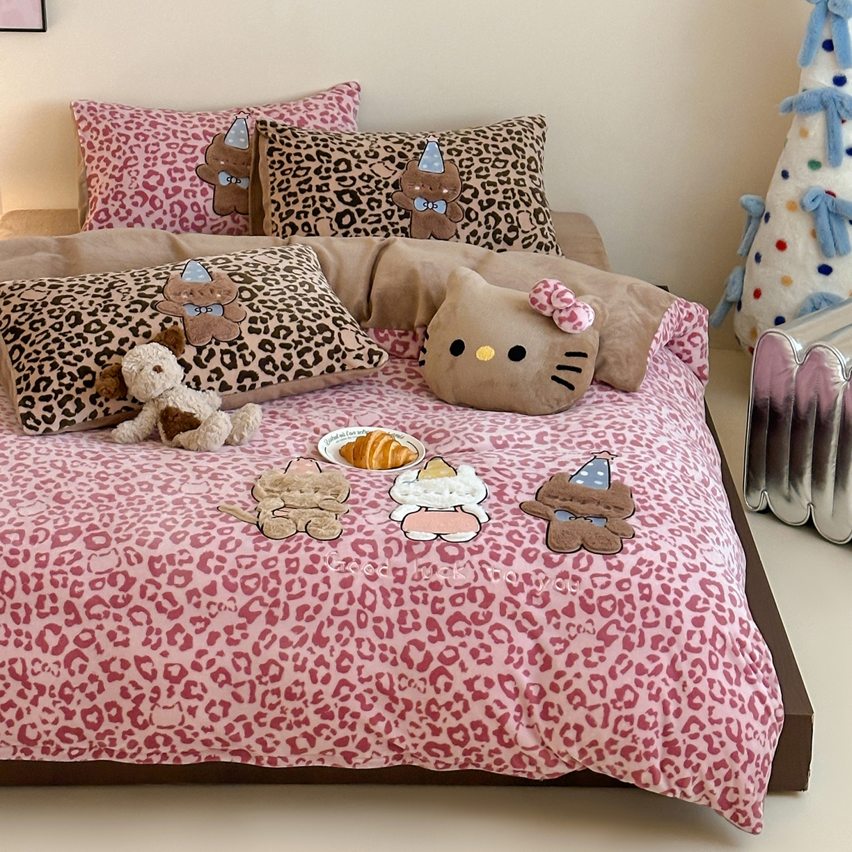 91家纺网 家纺一手货源 找家纺 桃子家居 2025新款A类ins秋冬限定款豹纹黑白皮猫咪兔毛贴布绣工艺刺绣混搭加厚牛奶绒系列四件套 绒贴布绣-豹纹喵三只粉咖