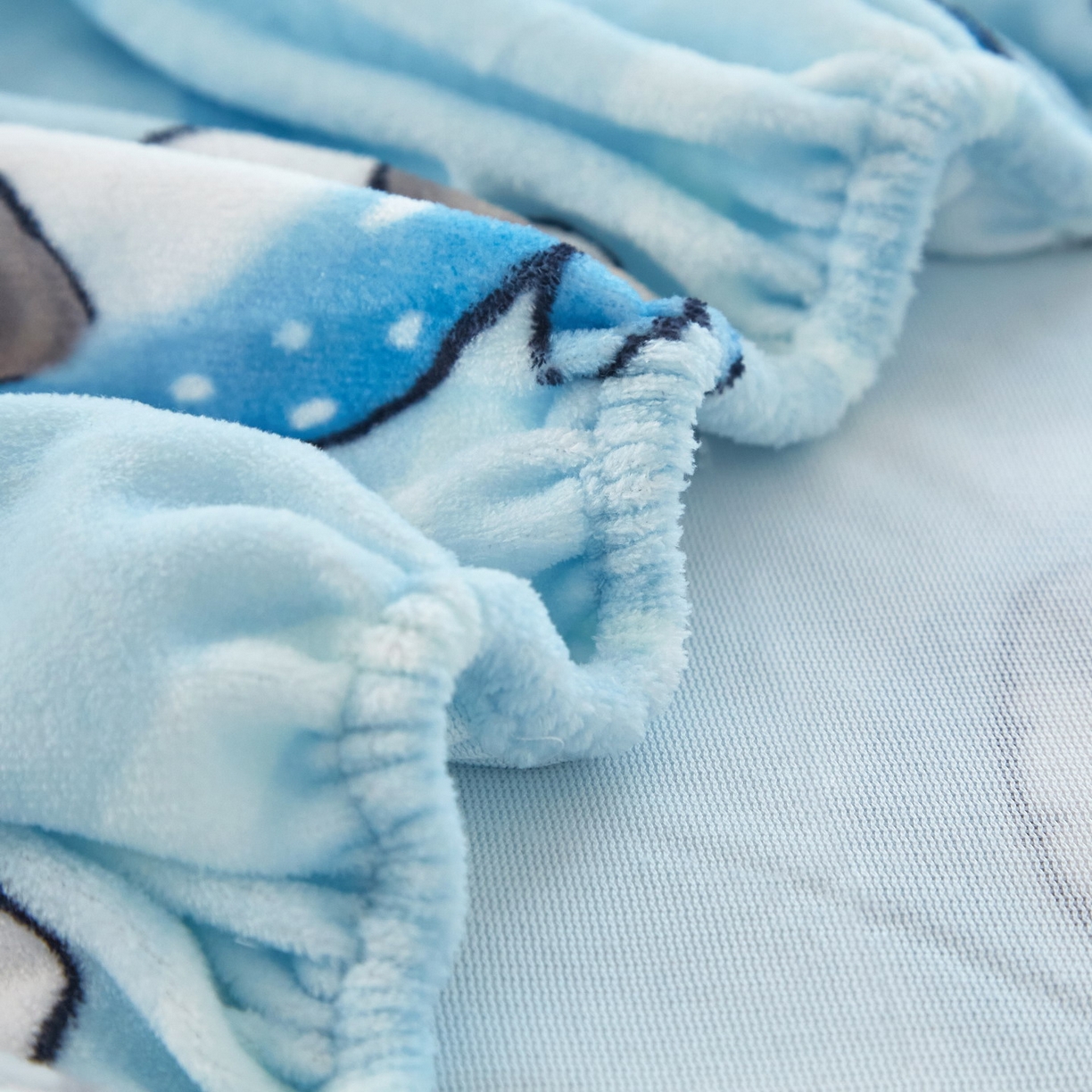 91家纺网 家纺一手货源 找家纺 （总）蘭菲家纺 2025新款高克重牛奶绒正版鲨鱼猫系列单品床笠