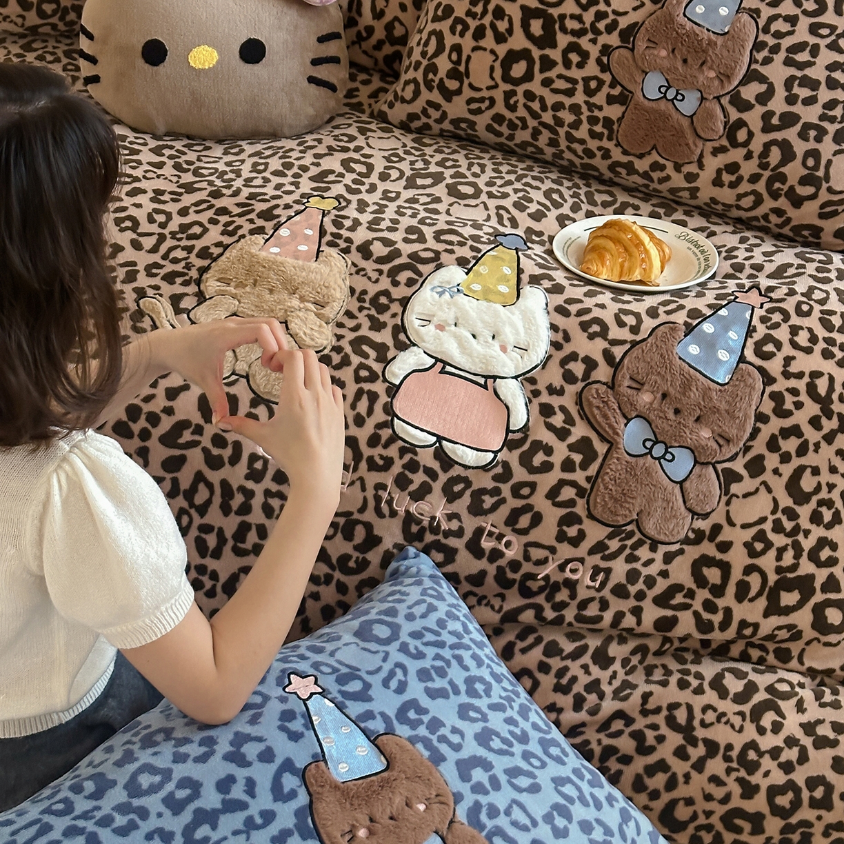 91家纺网 家纺一手货源 找家纺 桃子家居 2025新款A类ins秋冬限定款豹纹黑白皮猫咪兔毛贴布绣工艺刺绣混搭加厚牛奶绒系列四件套 绒贴布绣-豹纹喵三只咖蓝