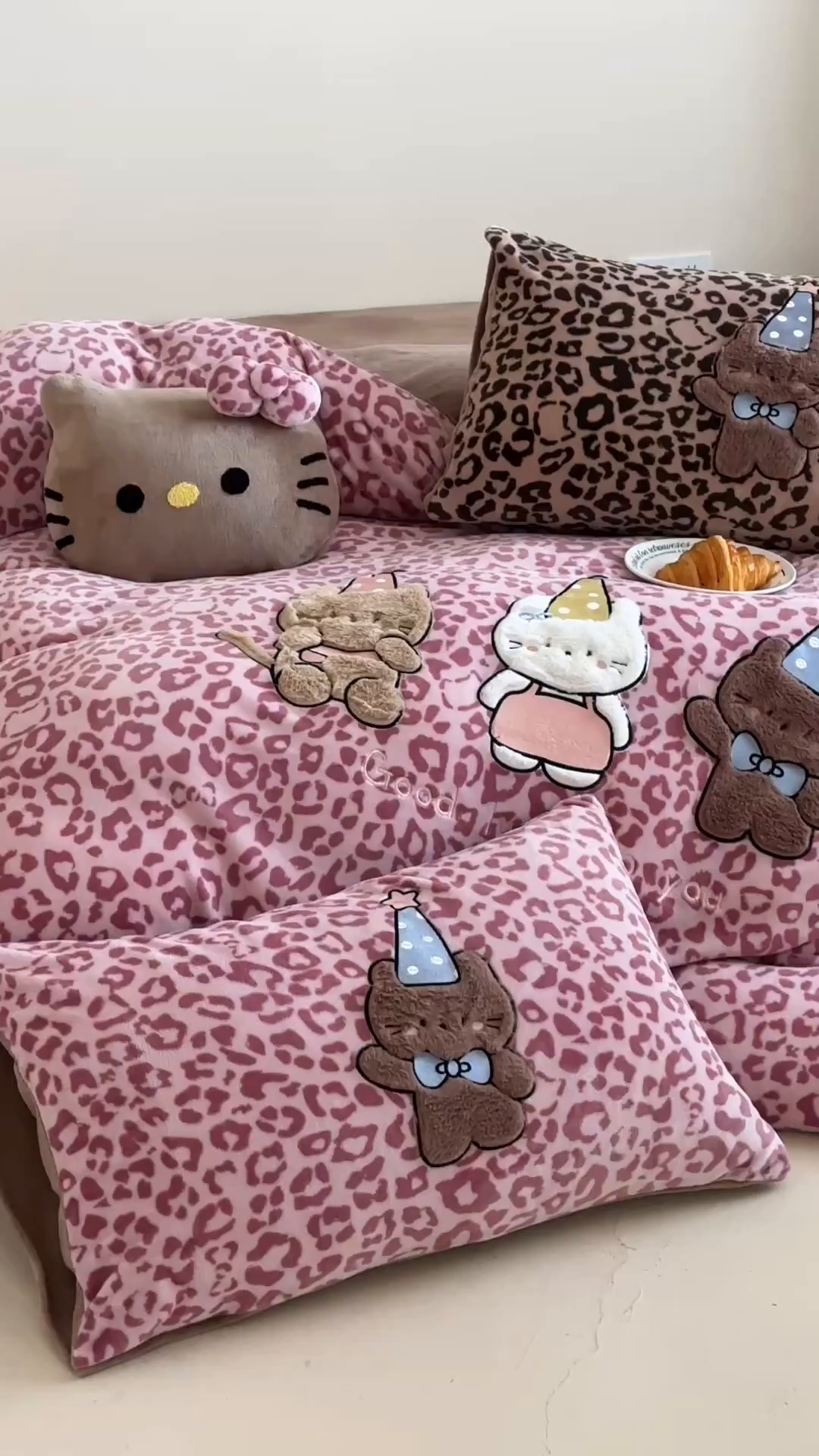 91家纺网 家纺一手货源 找家纺 （总）桃子家居 2025新款A类ins秋冬限定款豹纹黑白皮猫咪兔毛贴布绣工艺刺绣混搭加厚牛奶绒系列四件套