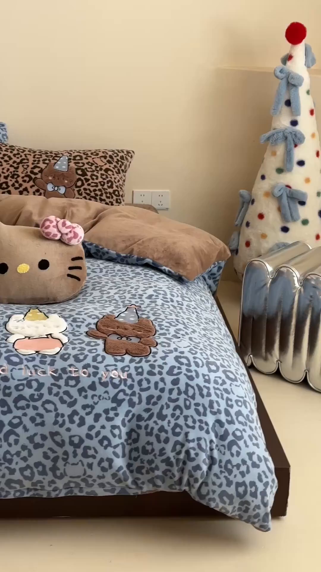 91家纺网 家纺一手货源 找家纺 桃子家居 2025新款A类ins秋冬限定款豹纹黑白皮猫咪兔毛贴布绣工艺刺绣混搭加厚牛奶绒系列四件套 绒贴布绣-豹纹喵三只蓝咖