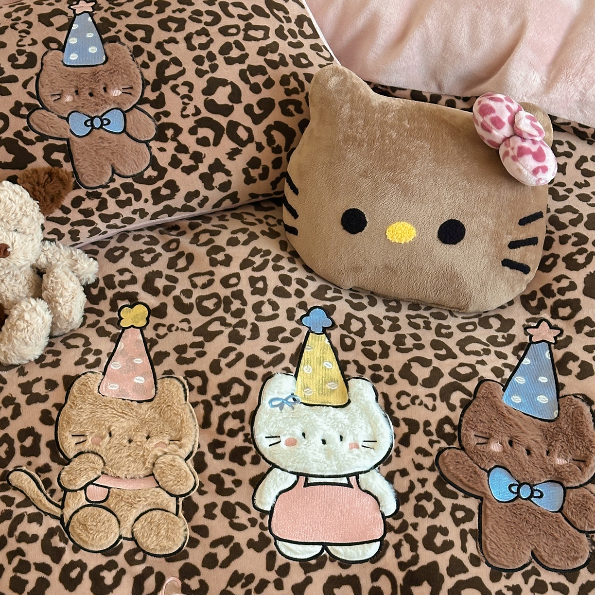 91家纺网 家纺一手货源 找家纺 桃子家居 2025新款A类ins秋冬限定款豹纹黑白皮猫咪兔毛贴布绣工艺刺绣混搭加厚牛奶绒系列四件套 绒贴布绣-豹纹喵三只咖粉