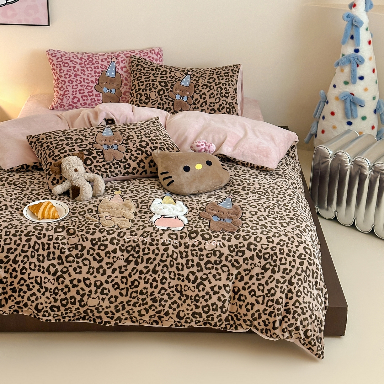 91家纺网 家纺一手货源 找家纺 桃子家居 2025新款A类ins秋冬限定款豹纹黑白皮猫咪兔毛贴布绣工艺刺绣混搭加厚牛奶绒系列四件套 绒贴布绣-豹纹喵三只咖粉