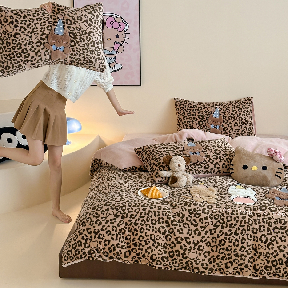 91家纺网 家纺一手货源 找家纺 桃子家居 2025新款A类ins秋冬限定款豹纹黑白皮猫咪兔毛贴布绣工艺刺绣混搭加厚牛奶绒系列四件套 绒贴布绣-豹纹喵三只咖粉