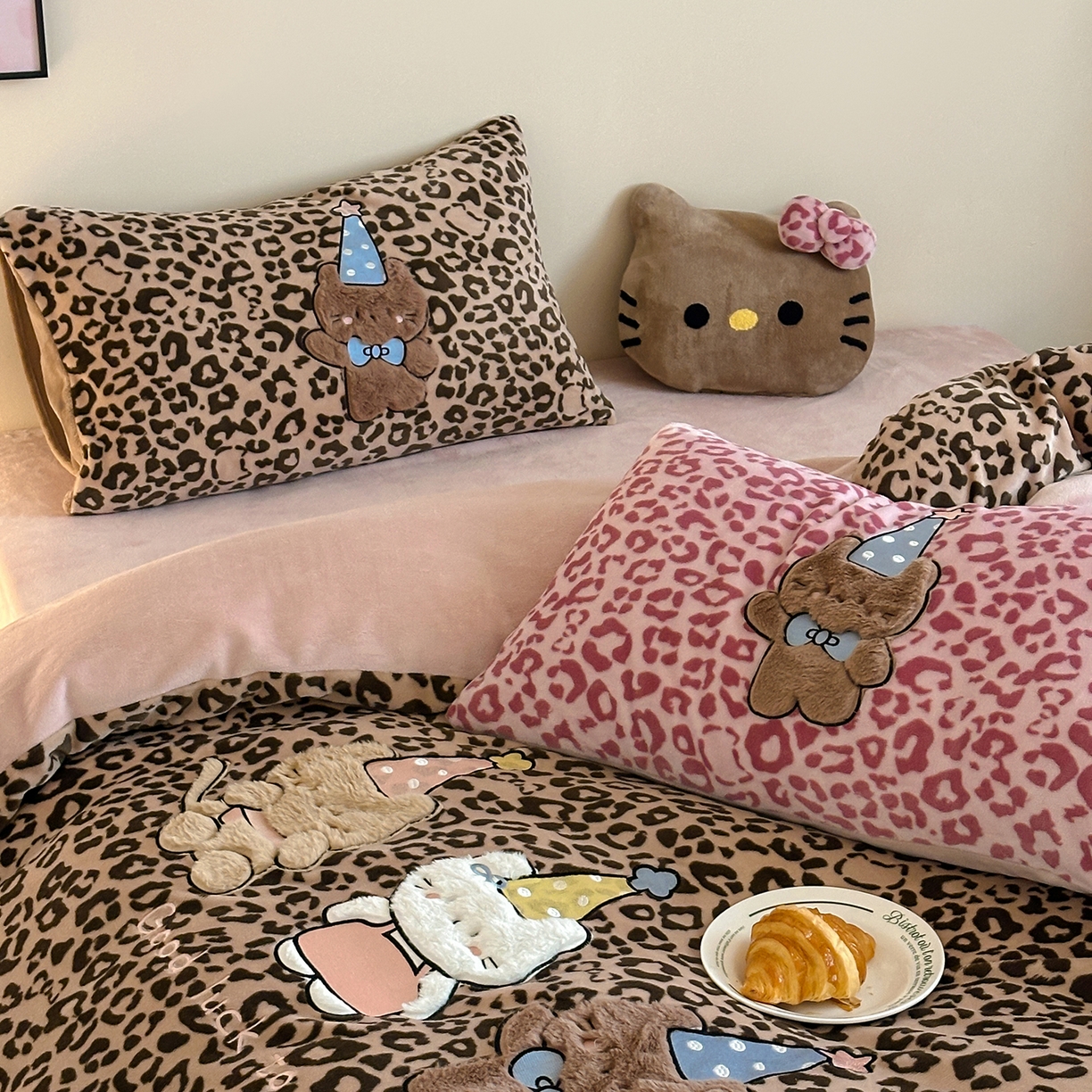91家纺网 家纺一手货源 找家纺 桃子家居 2025新款A类ins秋冬限定款豹纹黑白皮猫咪兔毛贴布绣工艺刺绣混搭加厚牛奶绒系列四件套 绒贴布绣-豹纹喵三只咖粉