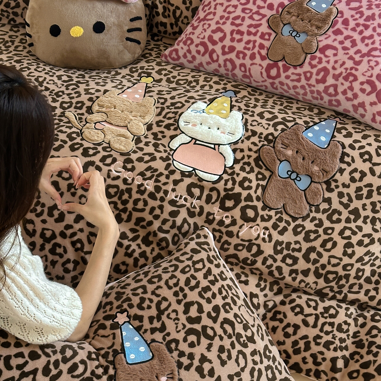 91家纺网 家纺一手货源 找家纺 桃子家居 2025新款A类ins秋冬限定款豹纹黑白皮猫咪兔毛贴布绣工艺刺绣混搭加厚牛奶绒系列四件套 绒贴布绣-豹纹喵三只咖粉