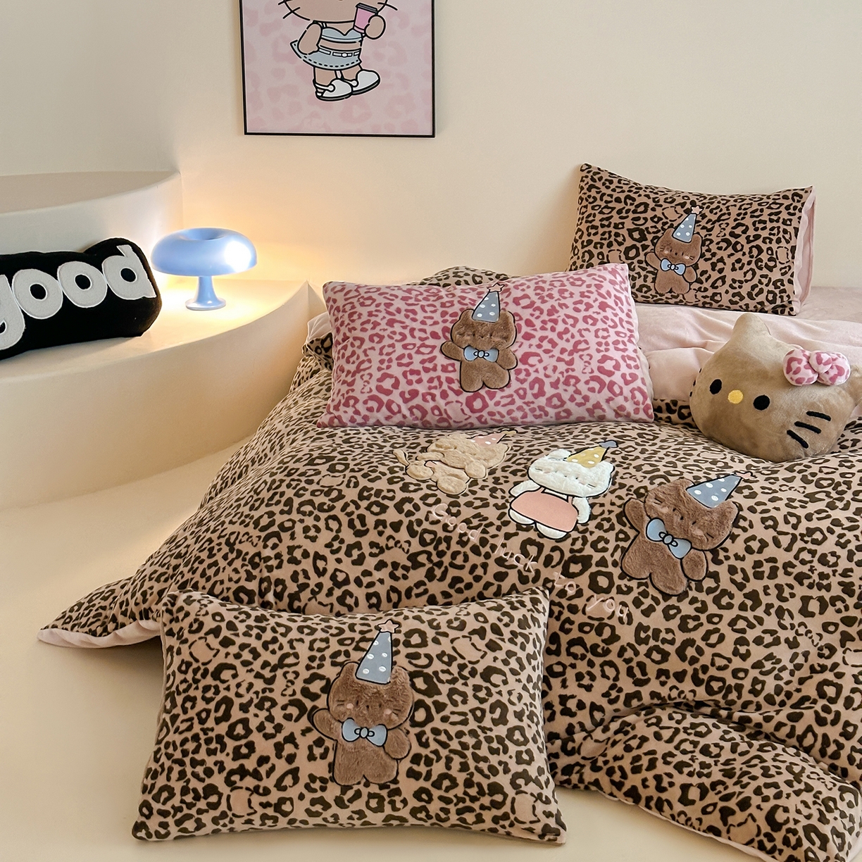 91家纺网 家纺一手货源 找家纺 桃子家居 2025新款A类ins秋冬限定款豹纹黑白皮猫咪兔毛贴布绣工艺刺绣混搭加厚牛奶绒系列四件套 绒贴布绣-豹纹喵三只咖粉