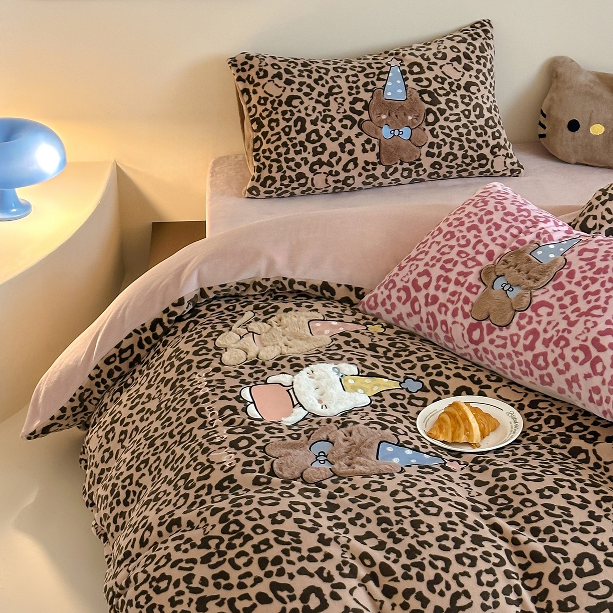 91家纺网 家纺一手货源 找家纺 桃子家居 2025新款A类ins秋冬限定款豹纹黑白皮猫咪兔毛贴布绣工艺刺绣混搭加厚牛奶绒系列四件套 绒贴布绣-豹纹喵三只咖粉