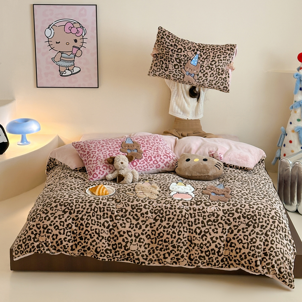 91家纺网 家纺一手货源 找家纺 桃子家居 2025新款A类ins秋冬限定款豹纹黑白皮猫咪兔毛贴布绣工艺刺绣混搭加厚牛奶绒系列四件套 绒贴布绣-豹纹喵三只咖粉