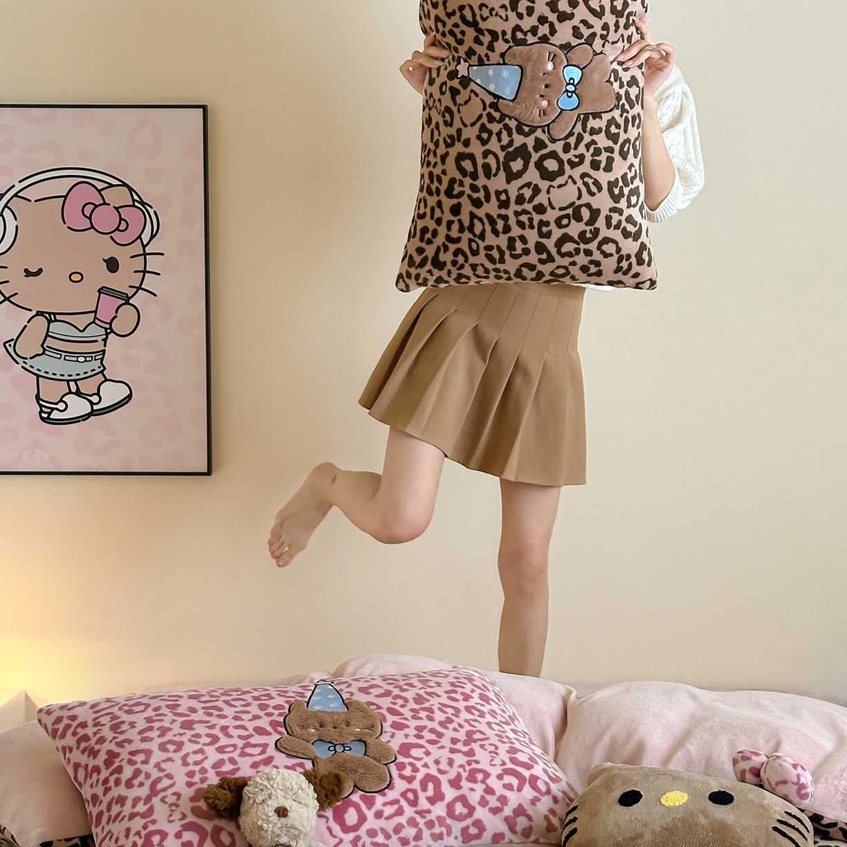 91家纺网 家纺一手货源 找家纺 桃子家居 2025新款A类ins秋冬限定款豹纹黑白皮猫咪兔毛贴布绣工艺刺绣混搭加厚牛奶绒系列四件套 绒贴布绣-豹纹喵三只咖粉