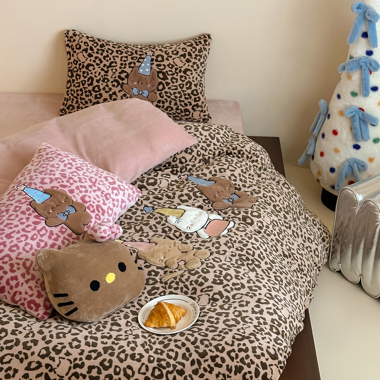91家纺网 家纺一手货源 找家纺 桃子家居 2025新款A类ins秋冬限定款豹纹黑白皮猫咪兔毛贴布绣工艺刺绣混搭加厚牛奶绒系列四件套 绒贴布绣-豹纹喵三只咖粉