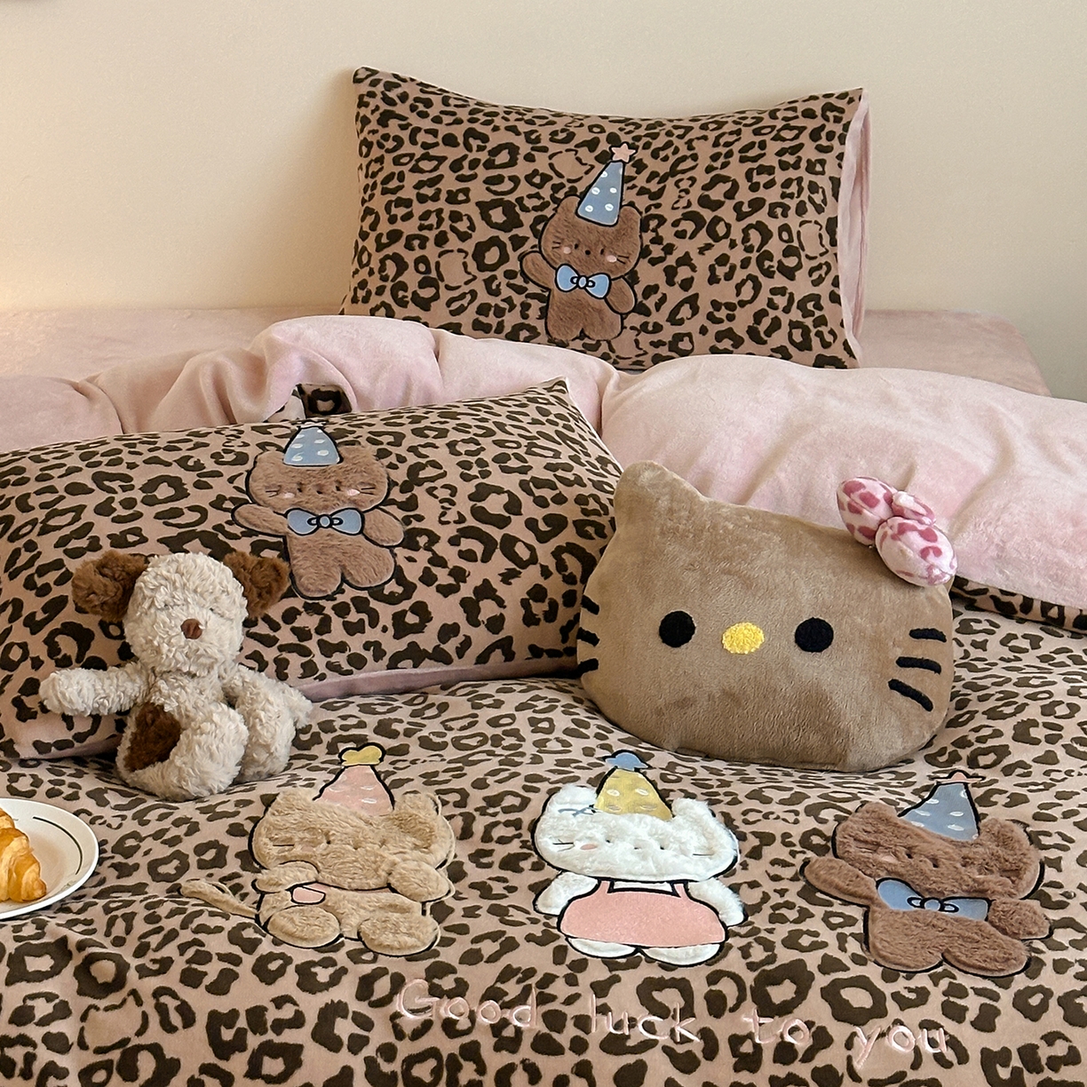 91家纺网 家纺一手货源 找家纺 桃子家居 2025新款A类ins秋冬限定款豹纹黑白皮猫咪兔毛贴布绣工艺刺绣混搭加厚牛奶绒系列四件套 绒贴布绣-豹纹喵三只咖粉