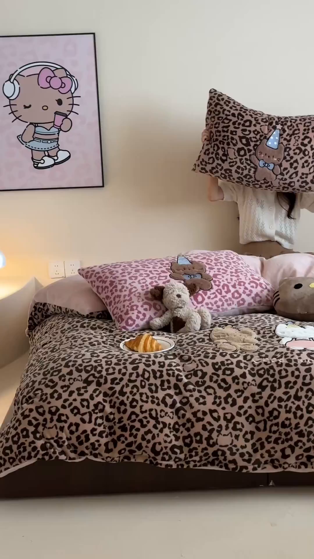 91家纺网 家纺一手货源 找家纺 桃子家居 2025新款A类ins秋冬限定款豹纹黑白皮猫咪兔毛贴布绣工艺刺绣混搭加厚牛奶绒系列四件套 绒贴布绣-豹纹喵三只咖粉