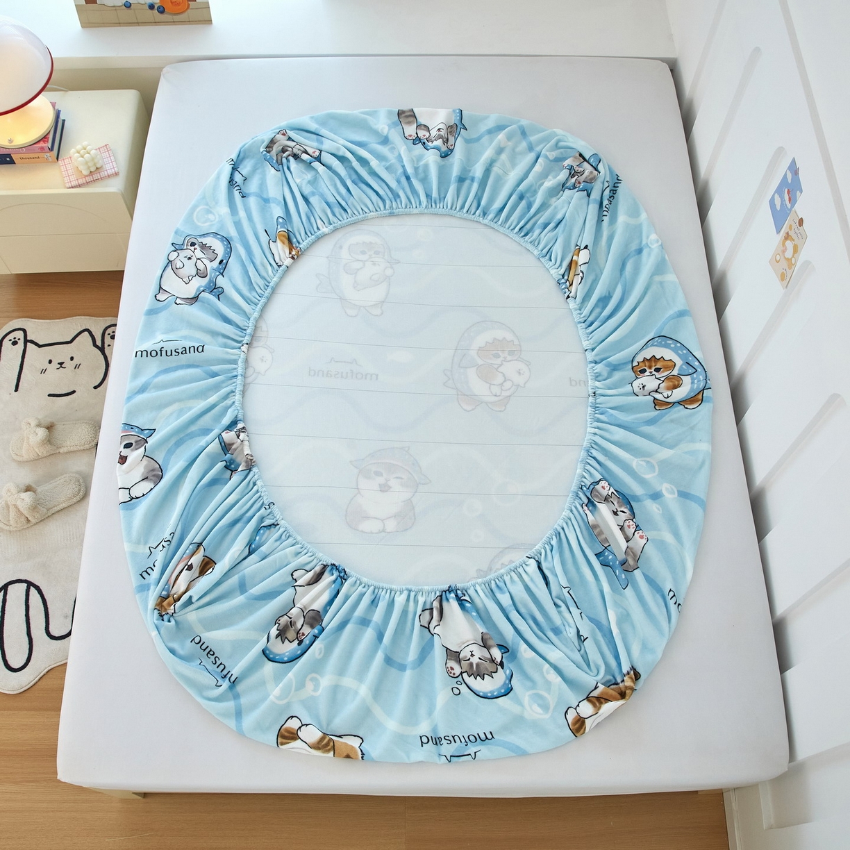 91家纺网 家纺一手货源 找家纺 蘭菲家纺 2025新款高克重牛奶绒正版鲨鱼猫系列单品床笠 珊迪出海-猫福