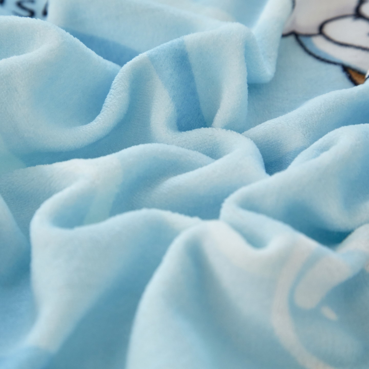 91家纺网 家纺一手货源 找家纺 蘭菲家纺 2025新款高克重牛奶绒正版鲨鱼猫系列单品床笠 珊迪出海-猫福