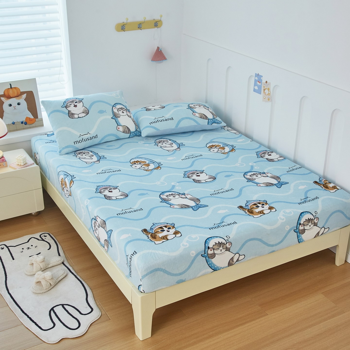 91家纺网 家纺一手货源 找家纺 蘭菲家纺 2025新款高克重牛奶绒正版鲨鱼猫系列单品床笠 珊迪出海-猫福