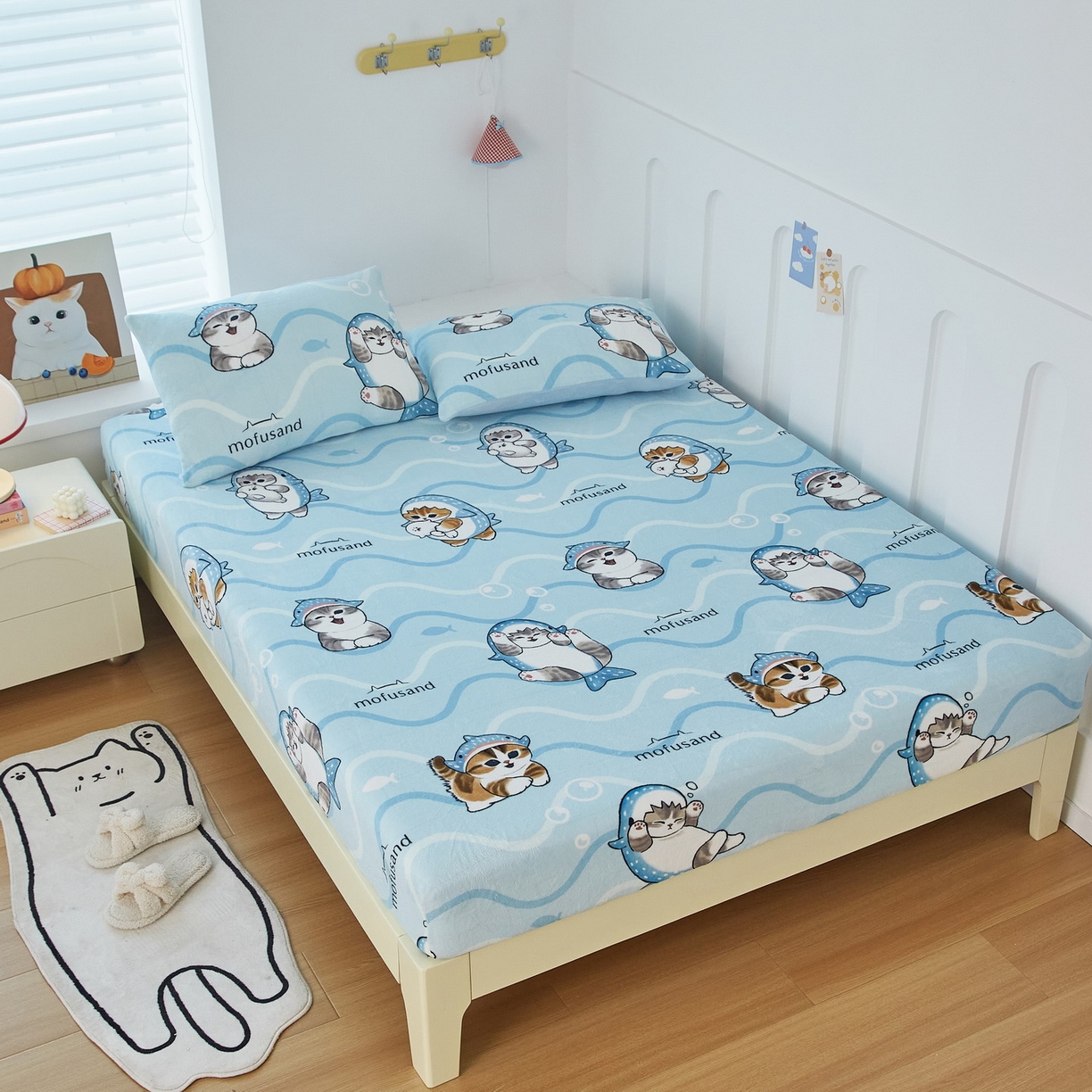 91家纺网 家纺一手货源 找家纺 蘭菲家纺 2025新款高克重牛奶绒正版鲨鱼猫系列单品床笠 珊迪出海-猫福