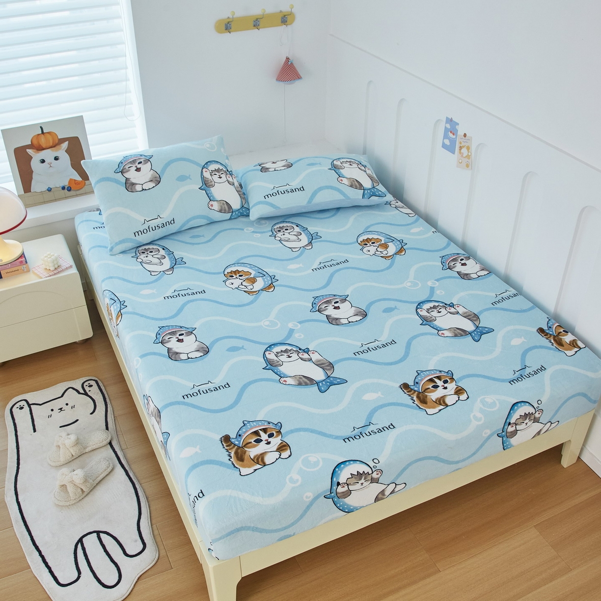 91家纺网 家纺一手货源 找家纺 蘭菲家纺 2025新款高克重牛奶绒正版鲨鱼猫系列单品床笠 珊迪出海-猫福